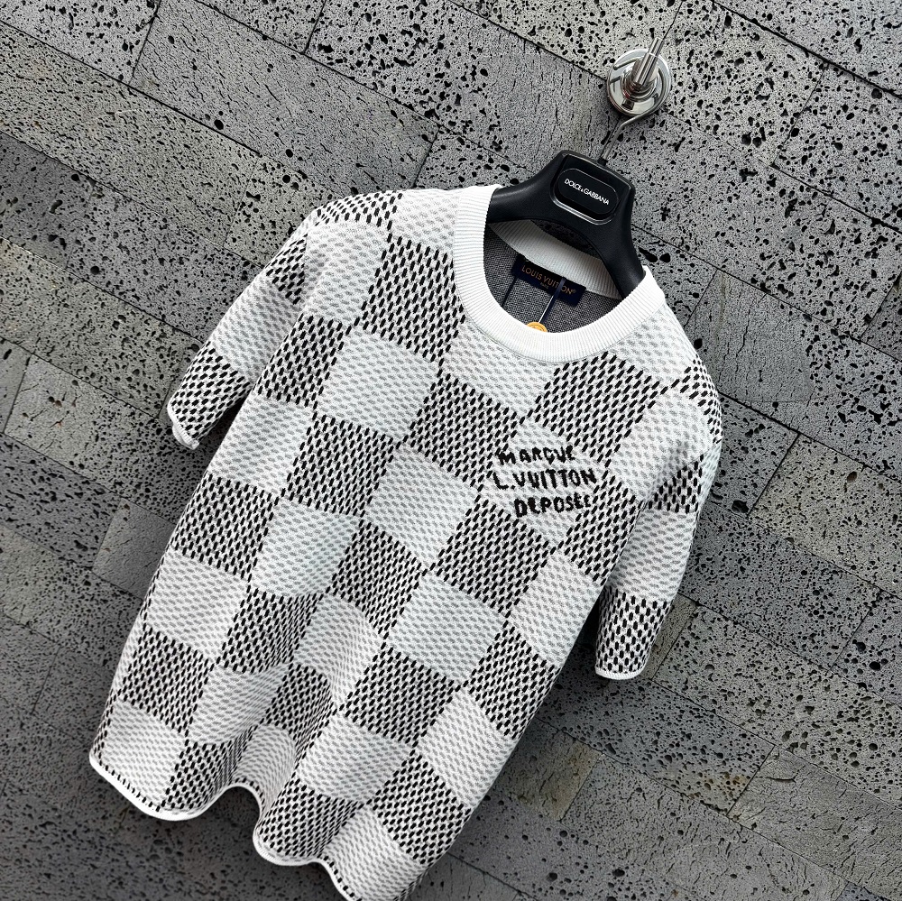 Áo phông T-shirt len Louis Vuitton LV Trắng họa tiết chấm ô phối Đen Like Auth on web VTN